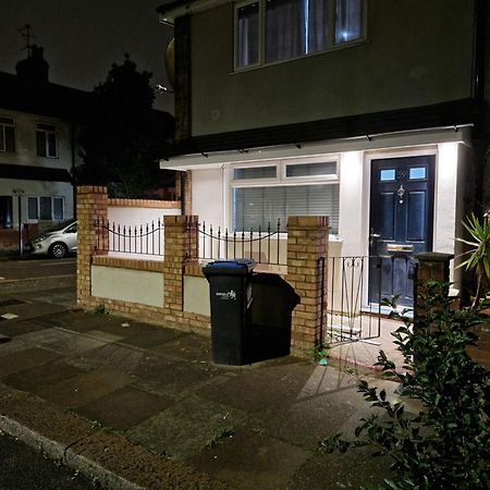 Stylish 2 Bed Home- Short Walk To Tottenham Stadium/Stations Лондон Екстер'єр фото