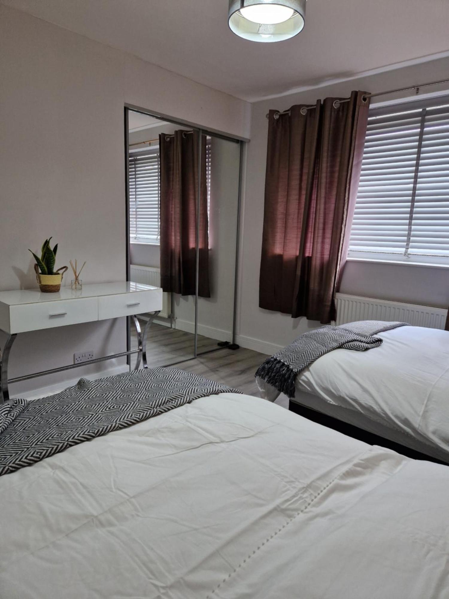 Stylish 2 Bed Home- Short Walk To Tottenham Stadium/Stations Лондон Екстер'єр фото